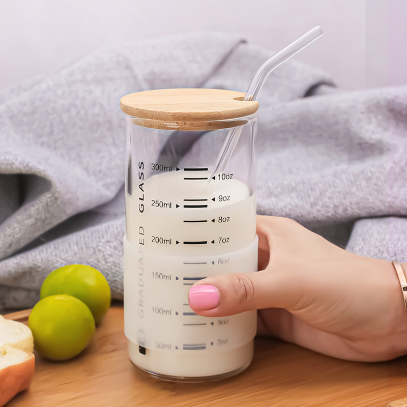 A transparent high borosilicate glass straw water cup with a scale for children's breakfast at home. It can be used to prepare milk powder for breakfast details Picture
