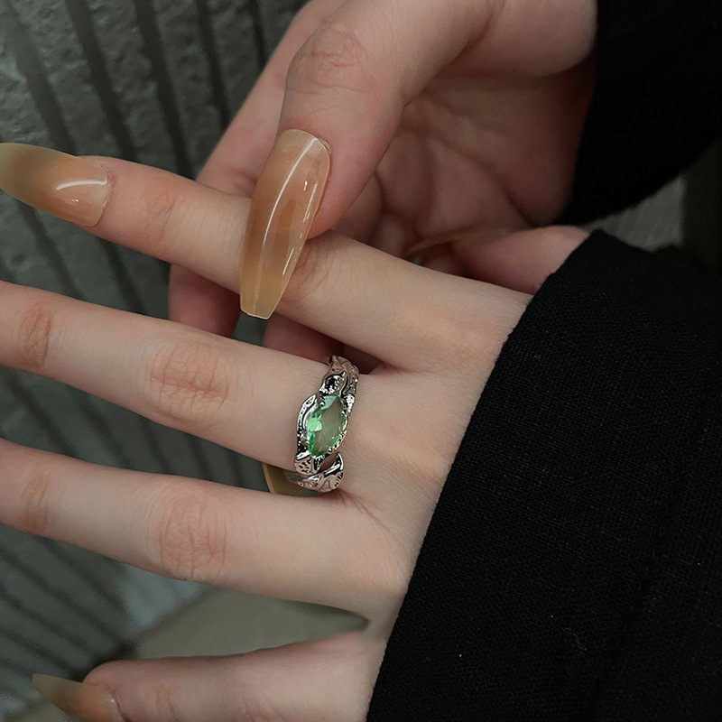 A cold green zircon texture open ring for women, a light luxury, niche and high-end ring, a unique and fashionable index finger ring Application Scenario
