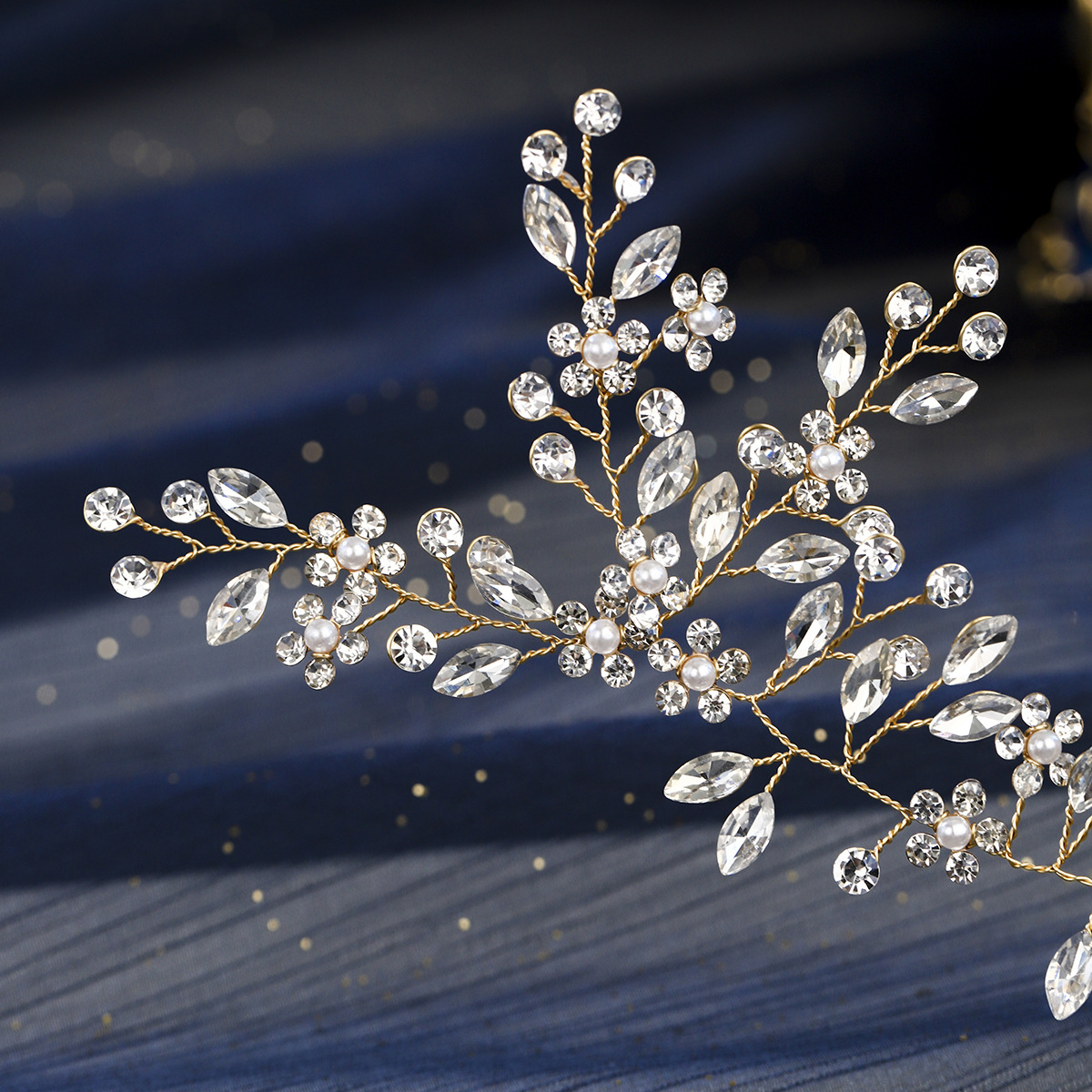 Cross-border accessories, handcrafted crystal bridal hair comb, new European and American wedding headwear, alloy rhinestone flower bun hair comb Application Scenario
