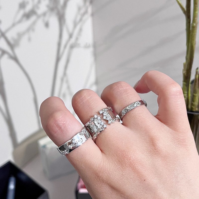 A niche design with an InS-style texture, simple zircon open ring, a unique, fashionable and cool combination ring for the index finger full figure