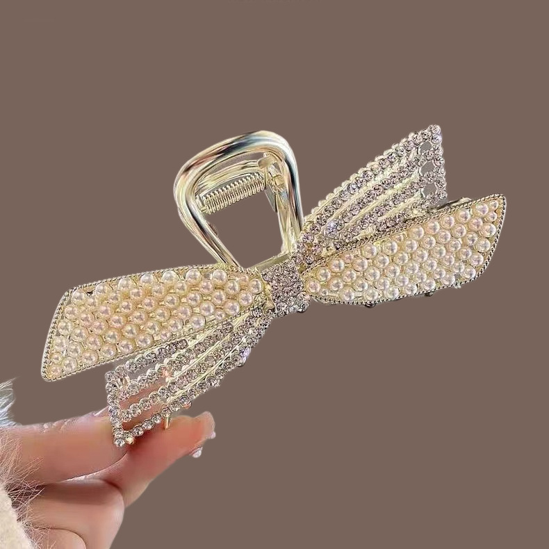 The 2024 new light luxury style bow hair clip is studded with diamonds, a large alloy gripper, and a shark clip for the back of the head Application Scenario