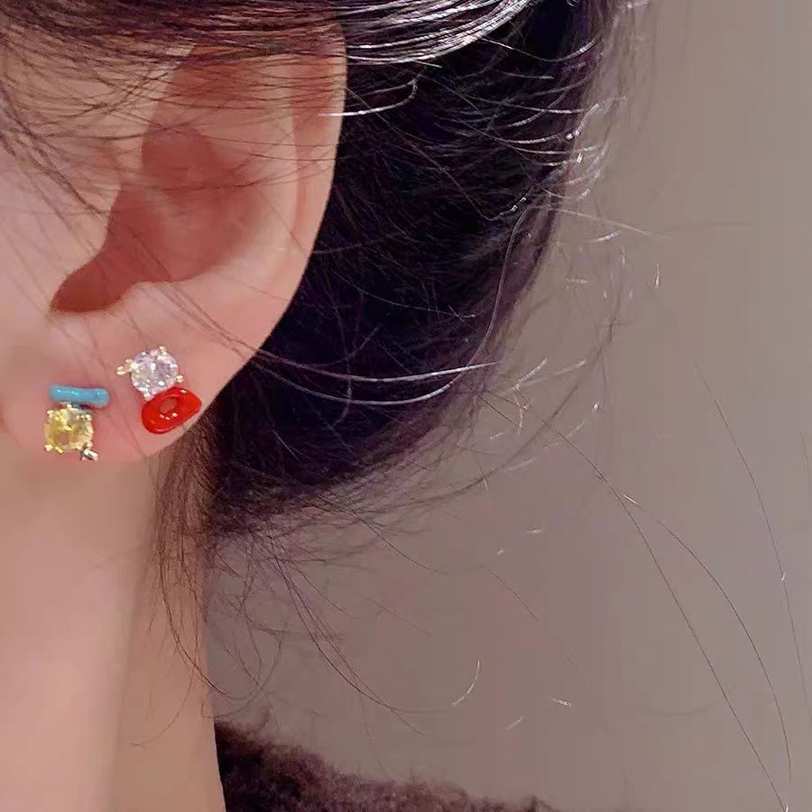 Graffiti color asymmetrical letter stud earrings, small sparkling diamond oil drip, versatile daily earrings, 2025 new Spring/Summer for women Specification drawing