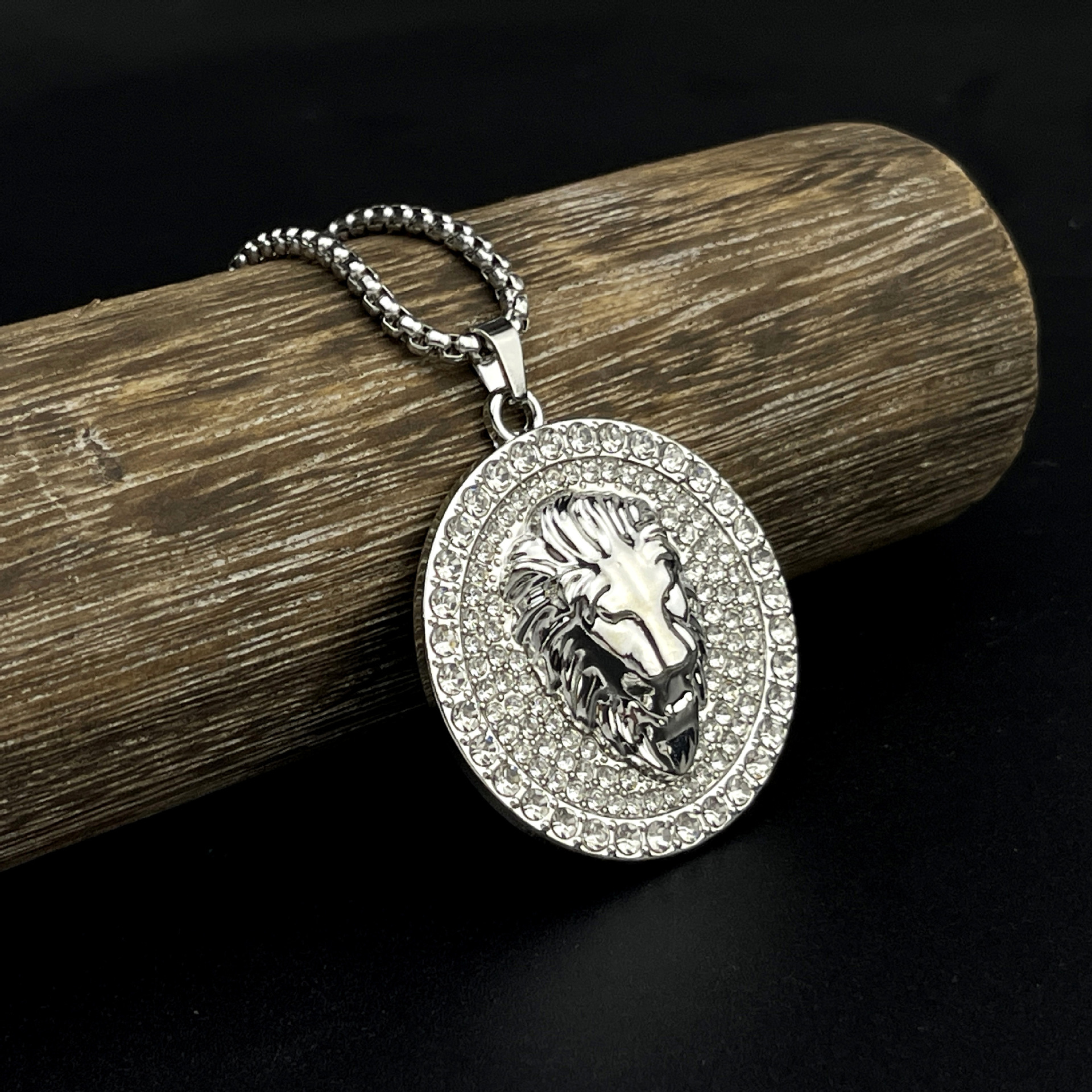 The 2024 best-selling fashion hip-hop personality lion head necklace with full diamonds and a round diamond alloy pendant in Europe and America details Picture