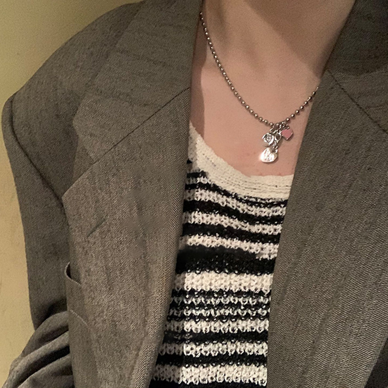 The new autumn and winter heart-shaped necklace is a simple and versatile accessory with a unique design for women. It features a collarbone chain and a sweet and cool hoodie chain Specification drawing