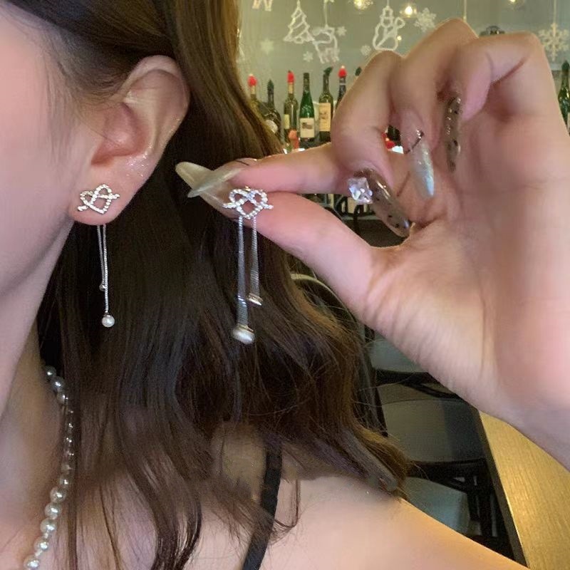 "Elf Swaying zirconium heart-shaped back-hanging pearl tassel earrings, high-end and elegant female earrings and stud earrings wholesale. details Picture