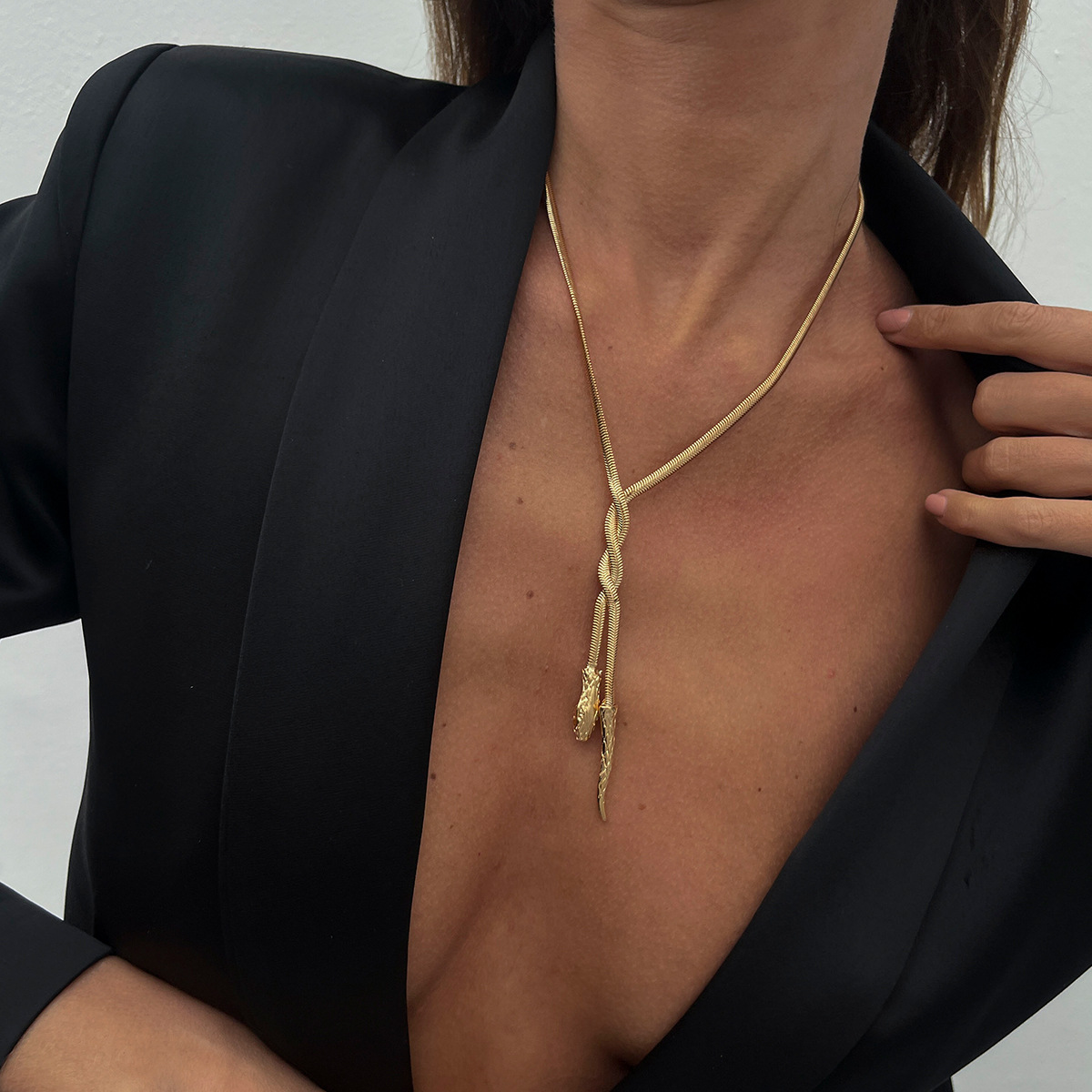 European and American cross-border jewelry, fashionable flat snake woven alloy necklace, simple tassel snake head pendant, collarbone chain Specification drawing