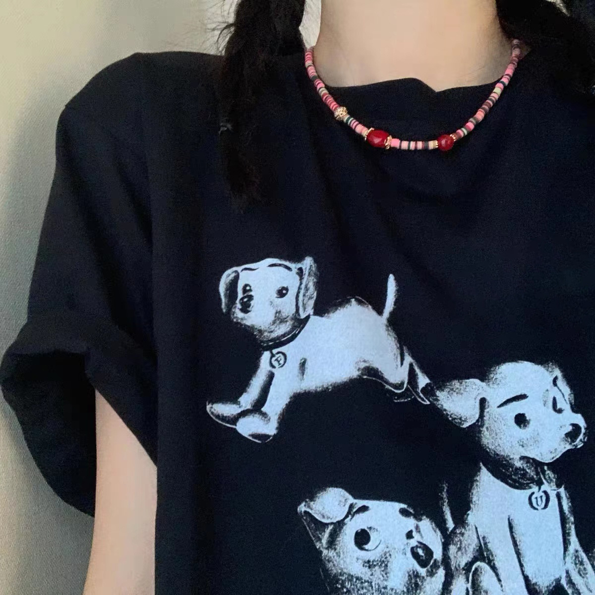 The new 2023 ethnic-style colorful beaded necklace features a simple and elegant design for girls, with a playful red and pink color scheme. It is a cute collarbone chain full figure