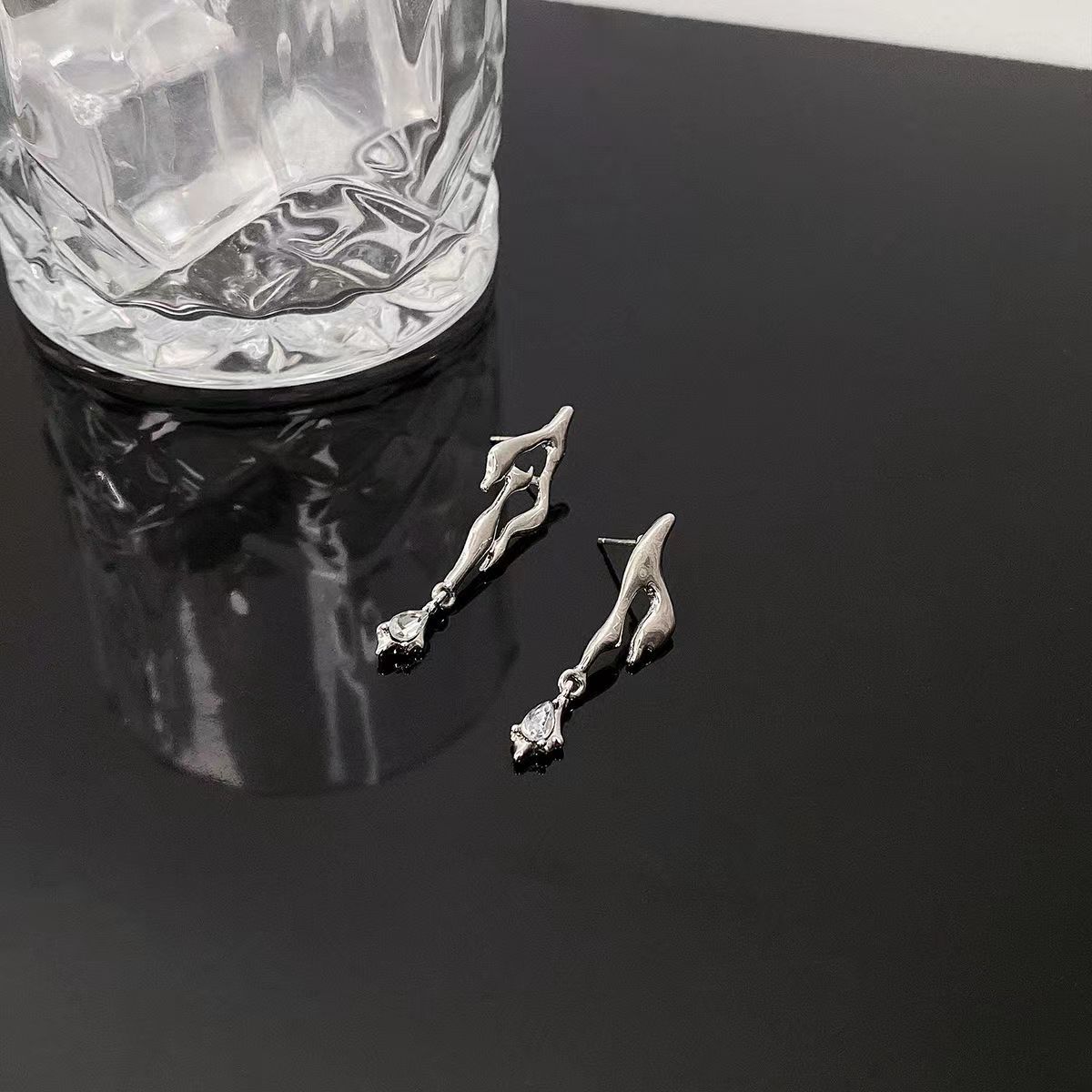 New personalized and trendy irregular zircon stud earrings for women, with a niche design sense and a cool style, are versatile and stylish details Picture