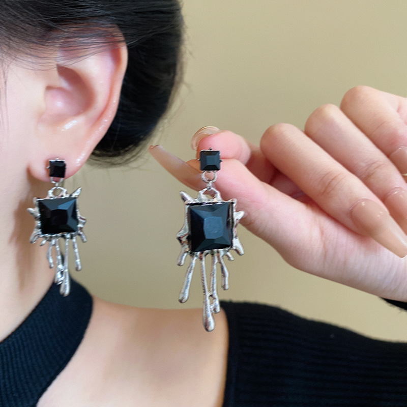 Irregular lava water drop earrings, sweet and cool feminine style, versatile, dark and high-end fringed stud earrings S925 silver needle earrings details Picture