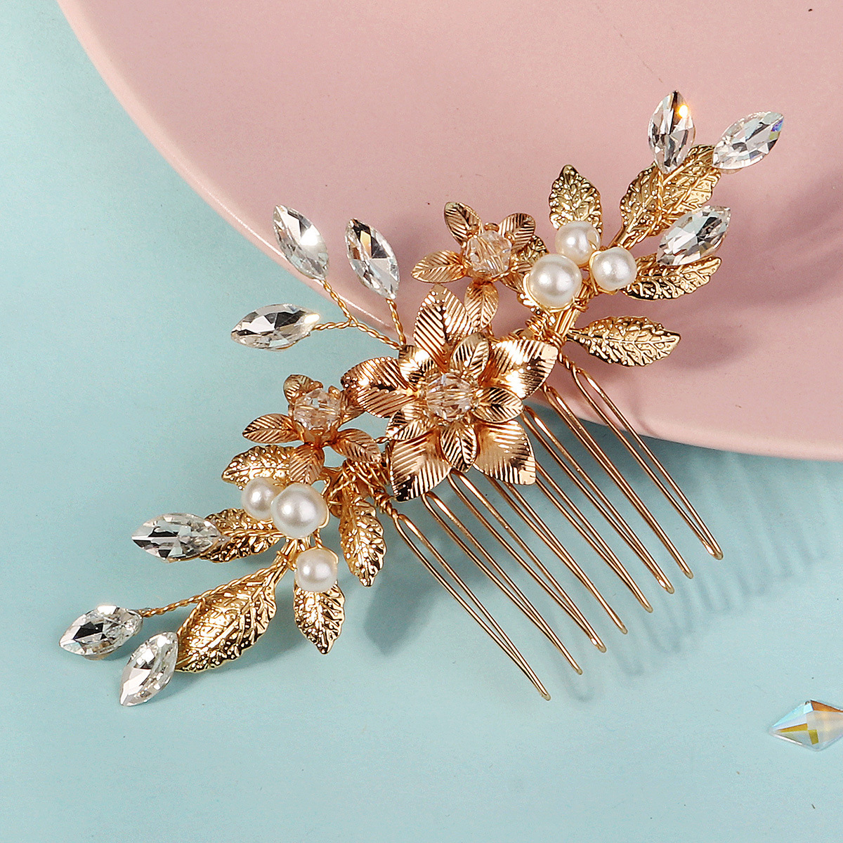 The new cross-border metal flower hair comb exudes a high-end and luxurious wedding dress style. It is a handcrafted water diamond and pearl bridal comb Application Scenario
