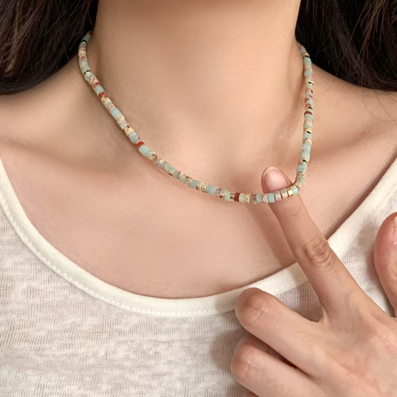 French retro patterned jadeite colored beaded necklace, summer women's light luxury, niche design collarbone chain full figure