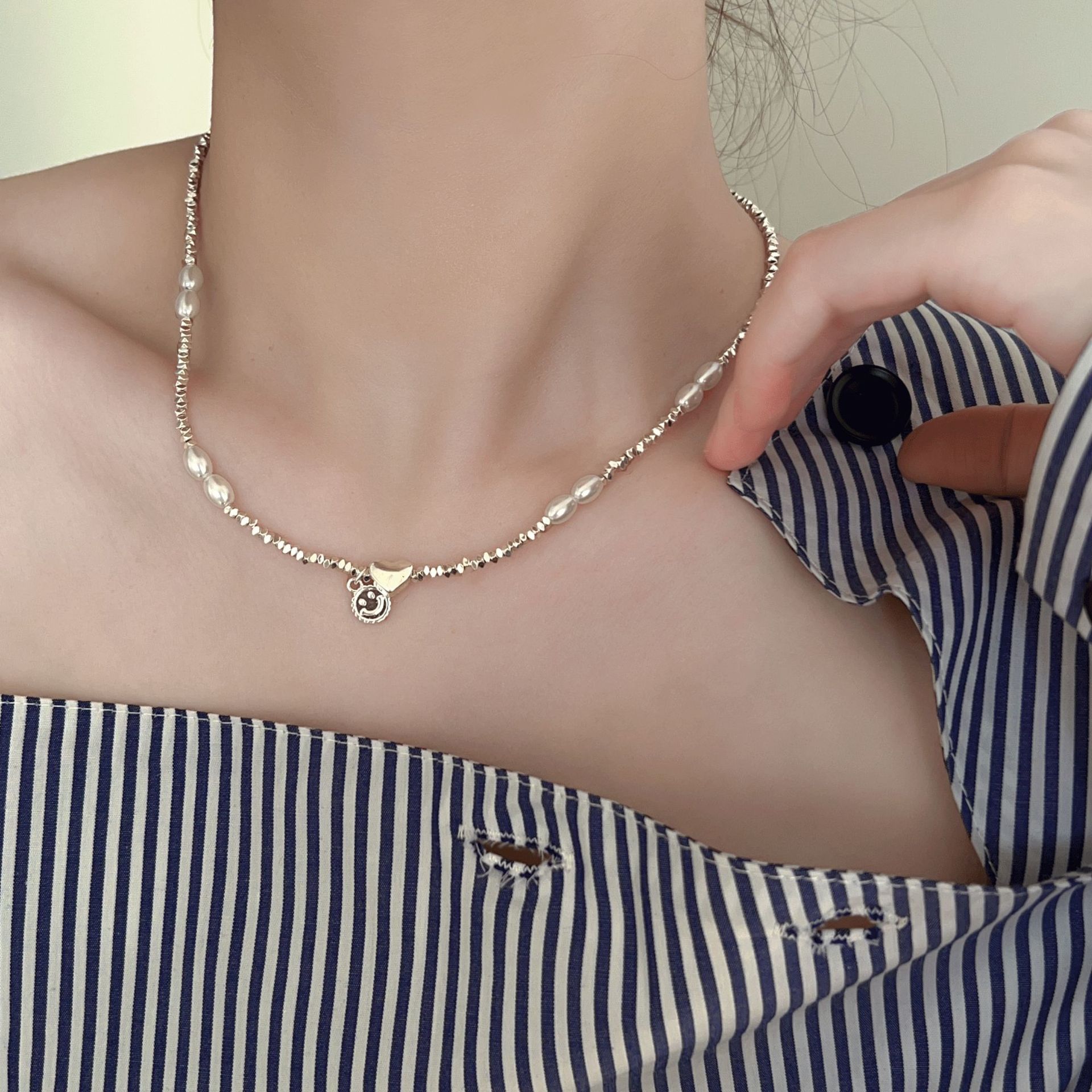 Pearl Broken silver necklace for Women's Summer 2024 New style broken silver light luxury and niche design collarbone necklace Application Scenario
