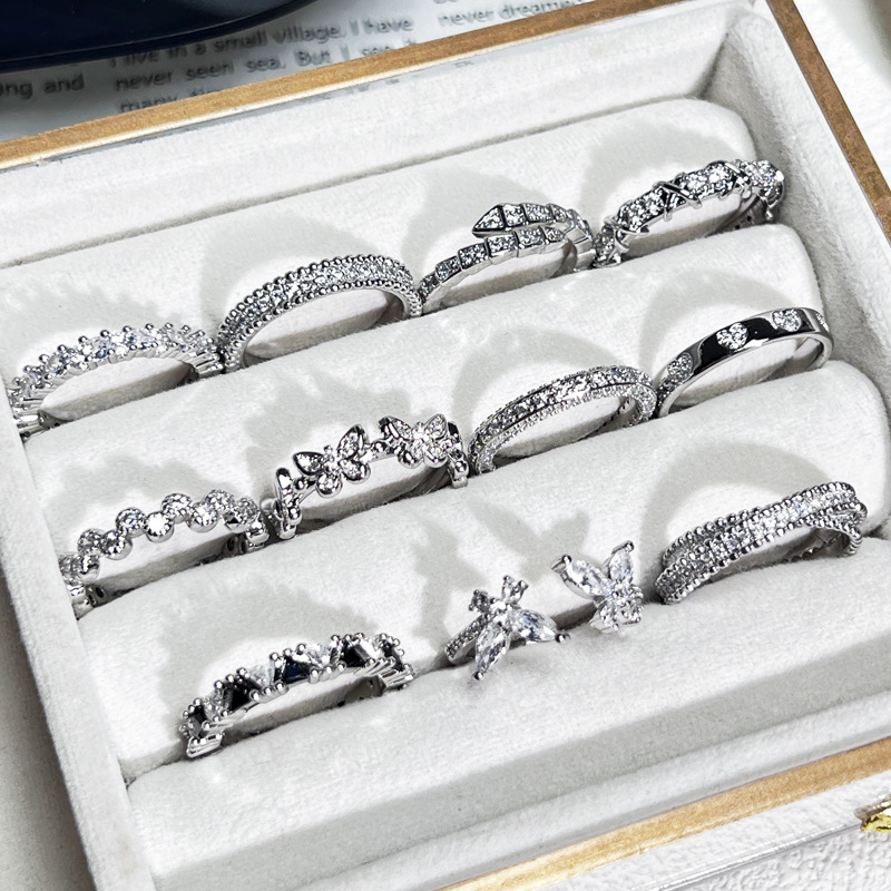 Hot-selling bestseller, fashionable and exquisite, full diamond butterfly style, cross-opening ring, women's light luxury, high-end, niche ring Application Scenario