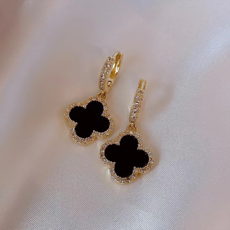Four-leaf Clover earrings, a new style of trendy and exquisite micro-inlay ear rings in 2025, are popular and niche, with a sense of high-end design for women Application Scenario
