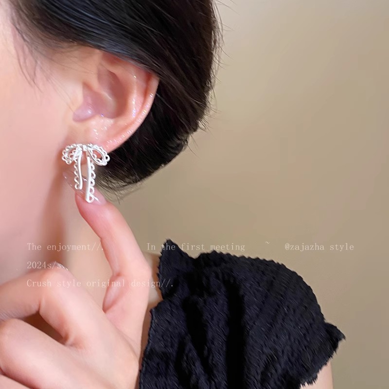 Ballet-style bow metal stud earrings for women, delicate, small and versatile earrings, niche design, sweet ribbon earrings Application Scenario