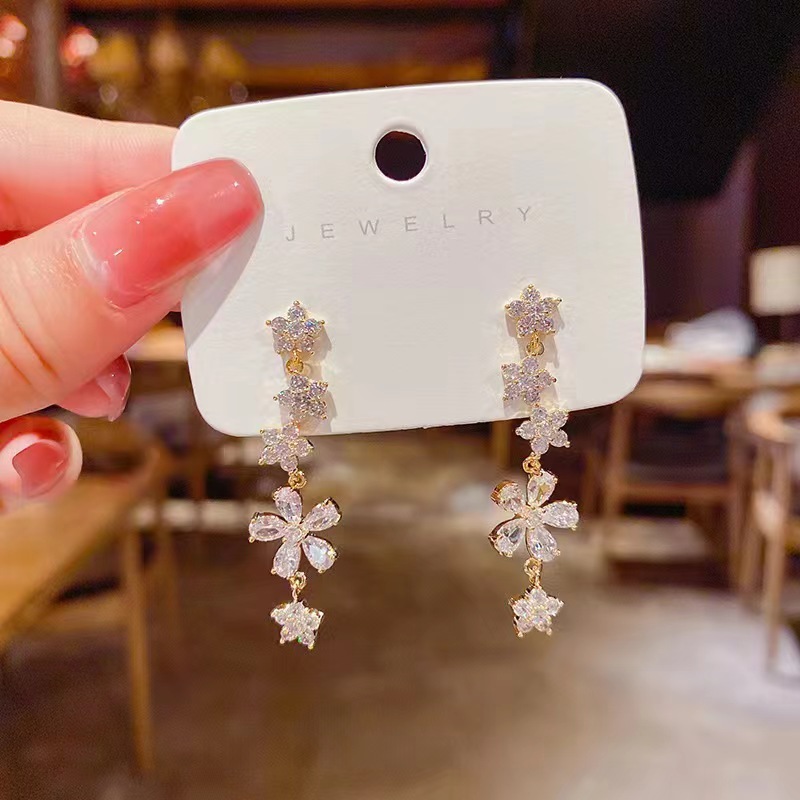 Light luxury high-end diamond zircon flower stud earrings for women, trendy, exquisite, fashionable and versatile, with a unique and elegant design Specification drawing