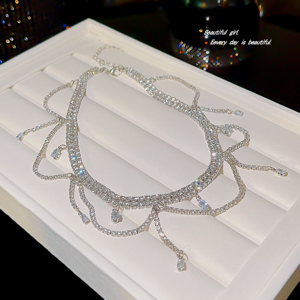 A popular European and American full-diamond water drop necklace accessory, a light luxury and niche design for women, a ladylike style sweater chain, and a stylish collarbone chain Application Scenario