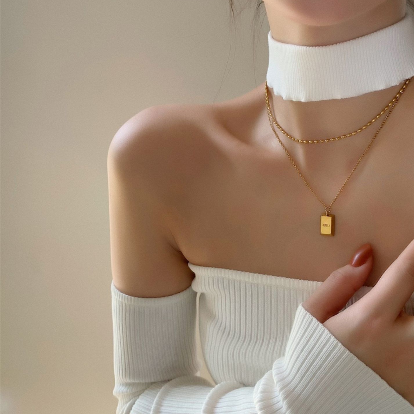 French-style double-layer necklace, square pendant for women, simple, individual, niche and elegant, versatile collarbone chain accessory full figure