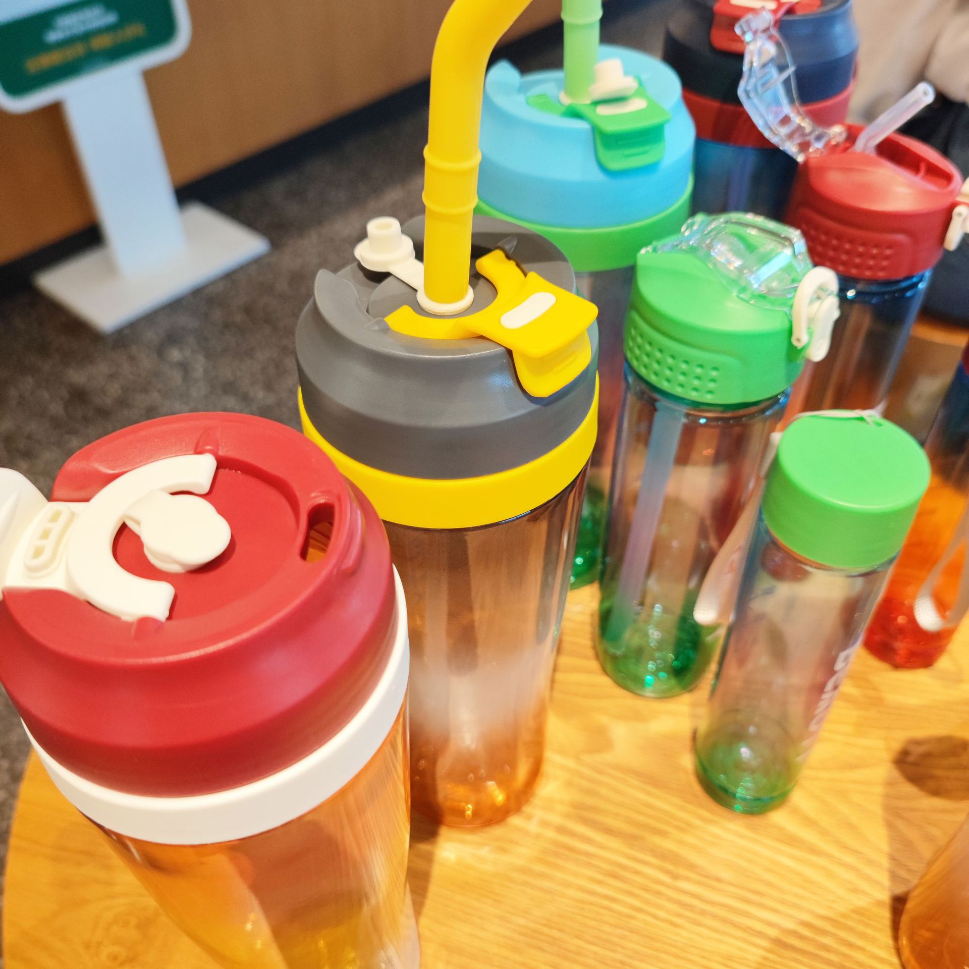 Large-capacity, colorful car cup, portable straw cup, high appearance level, car plastic cup, portable handle three-piece set, water bottle details Picture