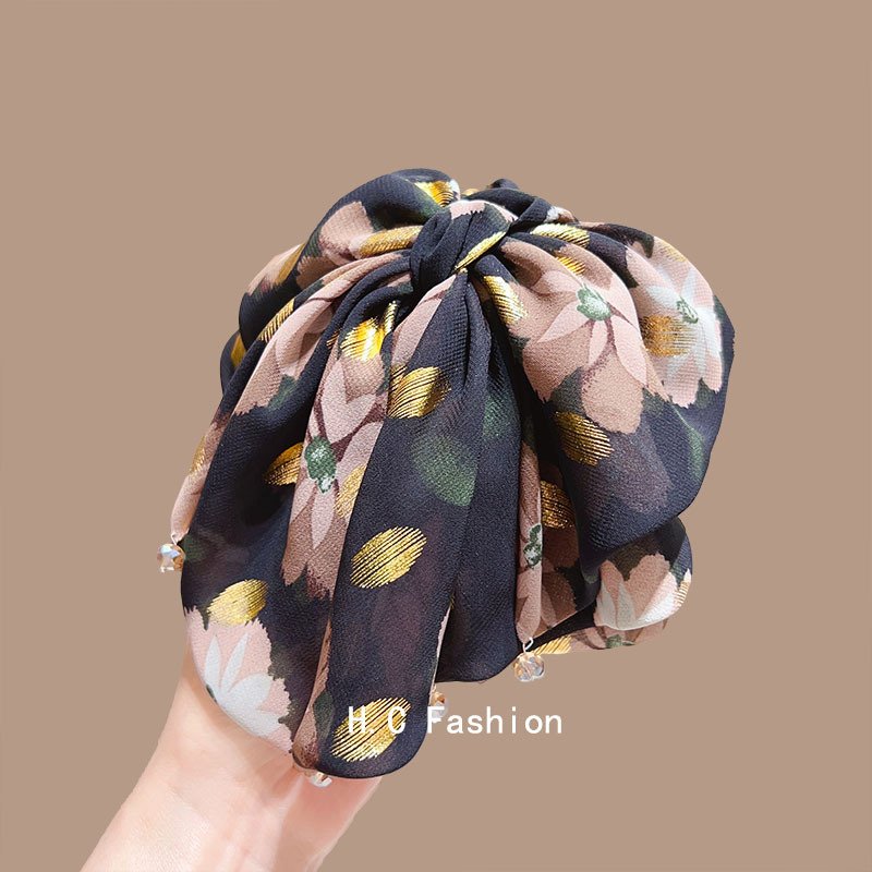 The new French retro floral bow clip is elegant and stylish, adding volume to the back of the head in a ponytail bun Specification drawing