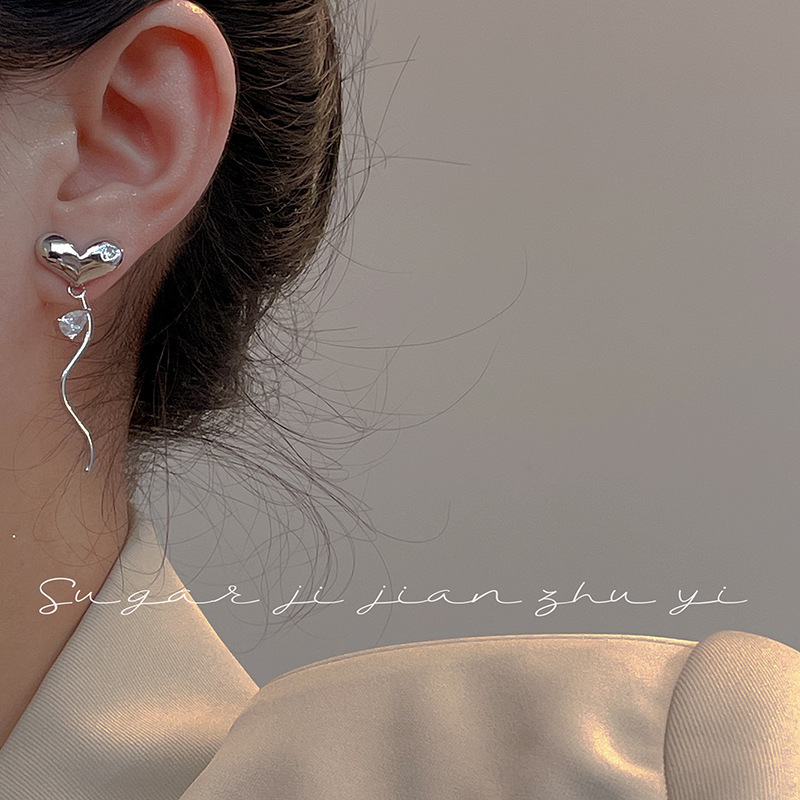 The Instagram heart-shaped asymmetrical and cold style stud earrings exude a strong sense of sophistication, while the sweet and cool, spicy girl style earrings feature a niche design Application Scenario