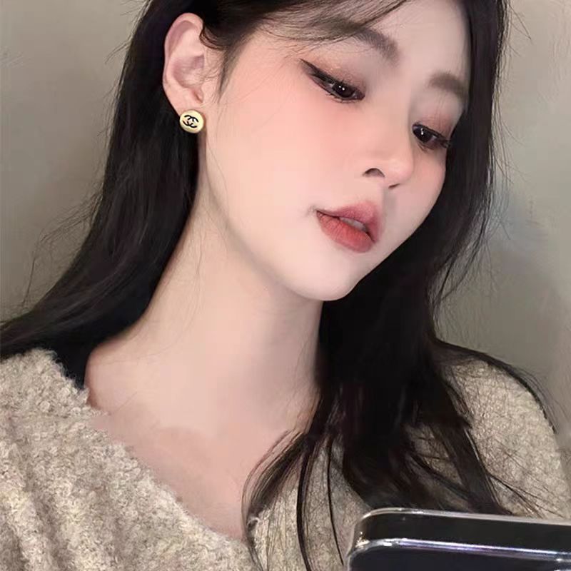 "Little Xiangfeng stud earrings!" High-end, light luxury letter earrings, a unique design for women, versatile and simple round earrings, a new style Application Scenario