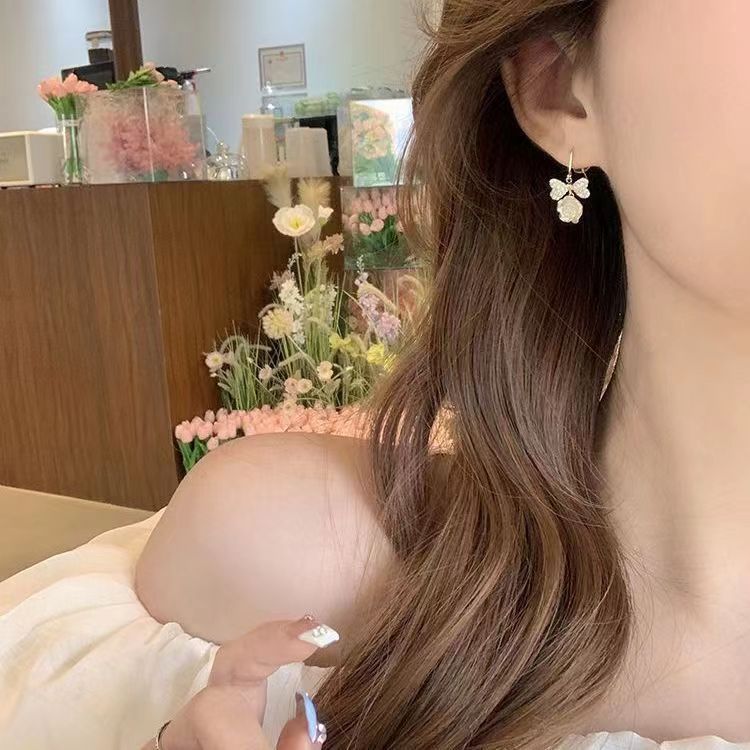 Diamond-encrusted bow camellia earrings for women, with a light luxury and niche style. The stud and hook design gives a sense of high-end earrings for women Specification drawing
