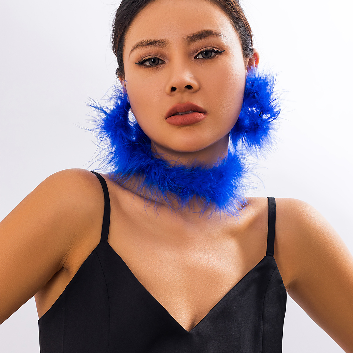 A short chcker sweet and cool feather collar ribbon furry women's necklace for cross-border exaggerated parties in Europe and America details Picture