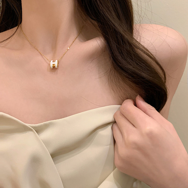 A light luxury H-letter pendant necklace with a French niche design for women, a versatile collarbone chain for summer, and an ins style Application Scenario