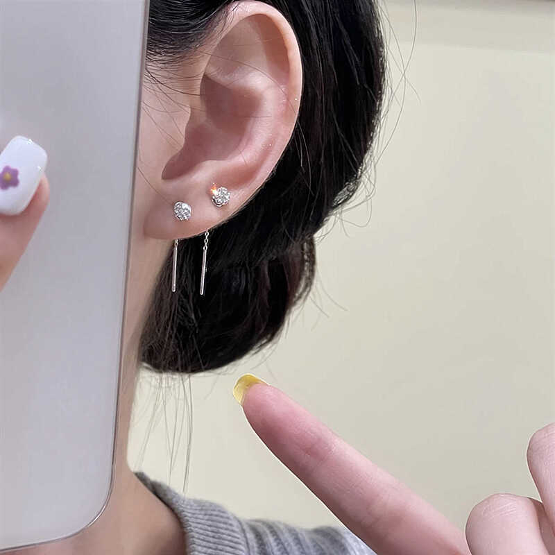 The "Full Sky Star" planet ear line is a niche design with a simple and versatile style. It is the same as the trendy fringed stud earrings Application Scenario