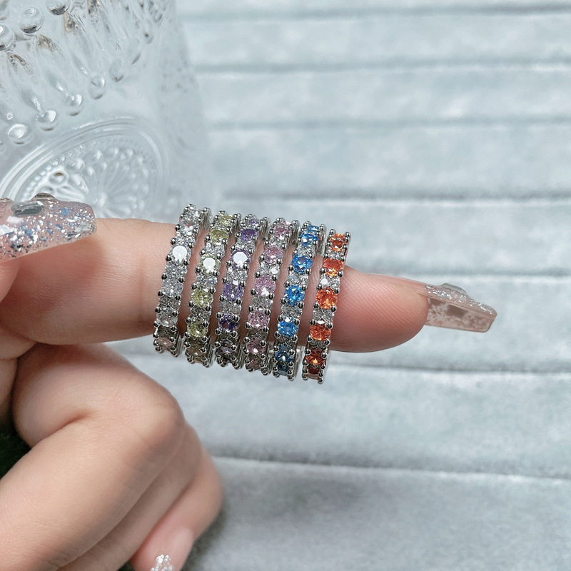 The new versatile, compact, fine-ring, slightly inlaid colored zircon open ring exudes a sense of high-end women's elegance and a light, luxurious, and cold style ring trend full figure