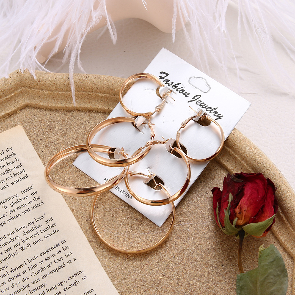 Korean jewelry world cross-border earrings from Europe and America, punk exaggerated personality, smooth circle 3-pair earring set Application Scenario