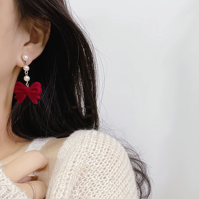 The wine red velvet bow pearl stud earrings exude a touch of elegance. They are versatile and luxurious earrings for young girls and socialites in autumn, winter and New Year details Picture