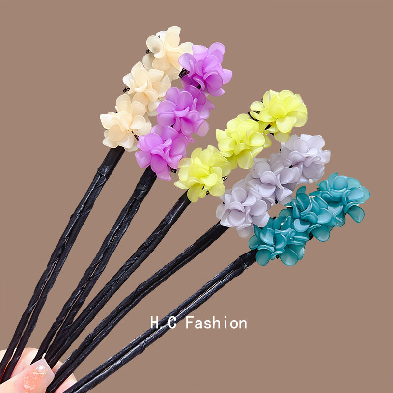 Bun hairstyle, hydrangea bud hair tie, ponytail headwear, high-end feminine look, acrylic hair bun stick, braiding tool, summer details Picture