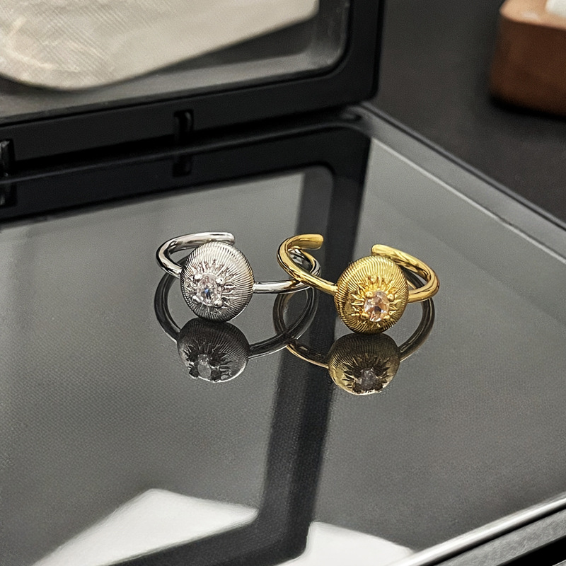 A niche, light luxury and fashionable Italian brushed open ring with a cold and elegant female style, star-shaped oval retro food ring Specification drawing