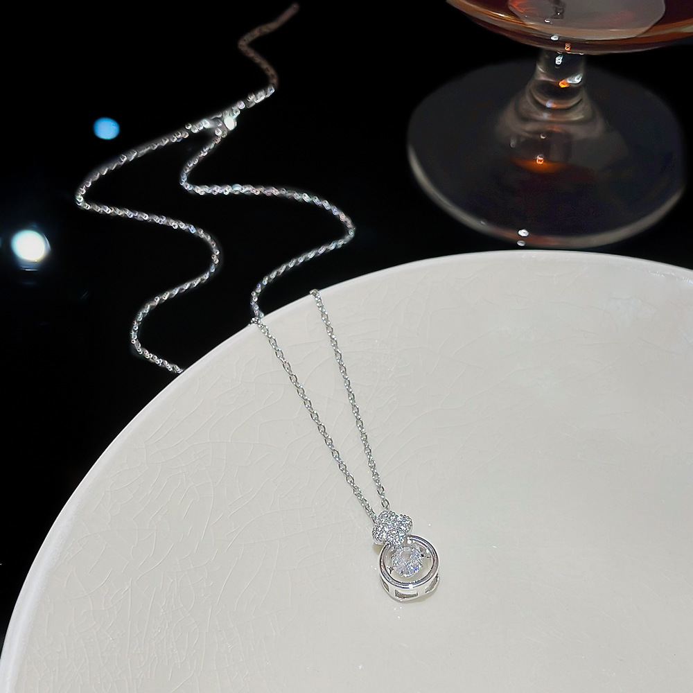 Titanium steel necklace with feminine charm, zircon geometric collarbone chain, dynamic pendant, Christmas gift and accessory new wholesale Application Scenario