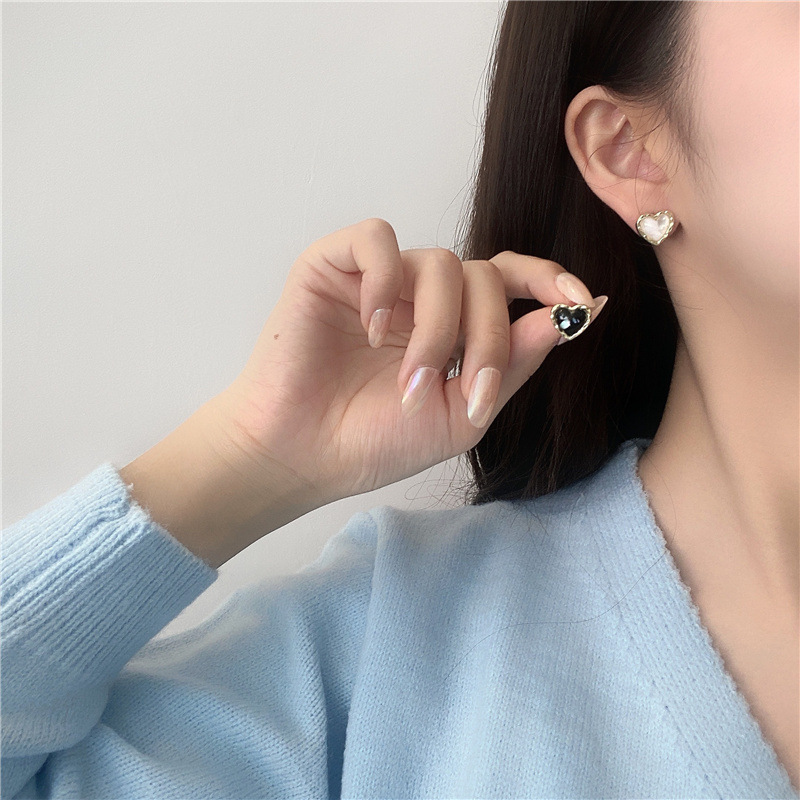 Korean-style flowing sand gold border heart-shaped stud earrings, high-end and versatile, small heart-shaped earrings, sweet and simple earrings for women Specification drawing