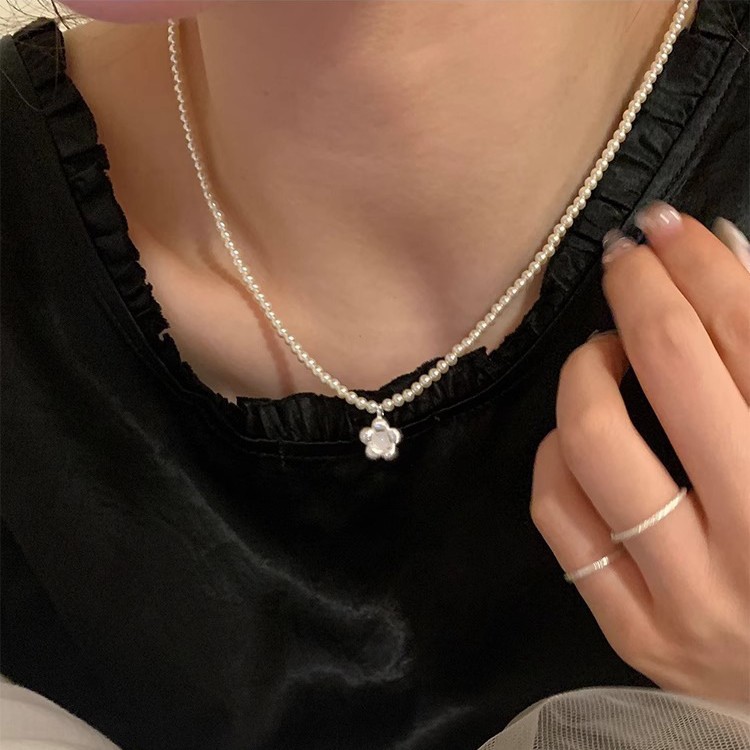 French camellia pearl necklace for women, with a light luxury and niche design sense, elegant and versatile collarbone chain, gentle neck chain Specification drawing