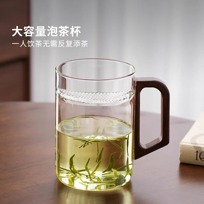 Factory wholesale large-capacity crescent-shaped transparent glass cups, office covered filter tea brewing cups, high-temperature resistant drinking cups Application Scenario