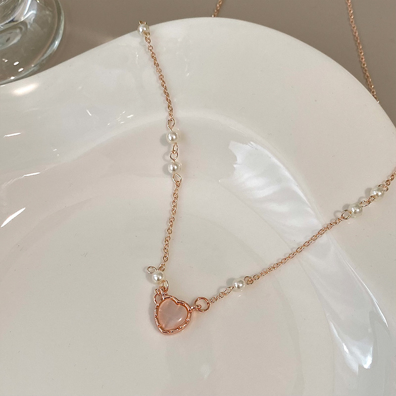 Cold style cat's eye heart-shaped necklace for women, light luxury and niche design sense, small pearl collarbone chain accessory necklace wholesale Application Scenario