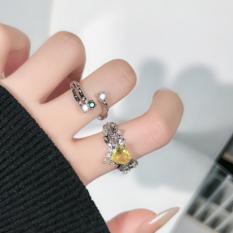 Korean version thorny heart yellow diamond open ring, women's texture, fashionable, individual, sweet and cool ring, niche and cold style accessory full figure