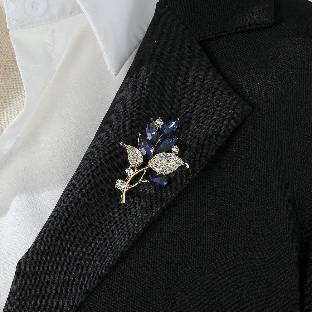 Cross-border European and American blue crystal leaf diamond-encrusted elegant brooch, light luxury and niche design sense, suit cheongsam, brooch for women Application Scenario