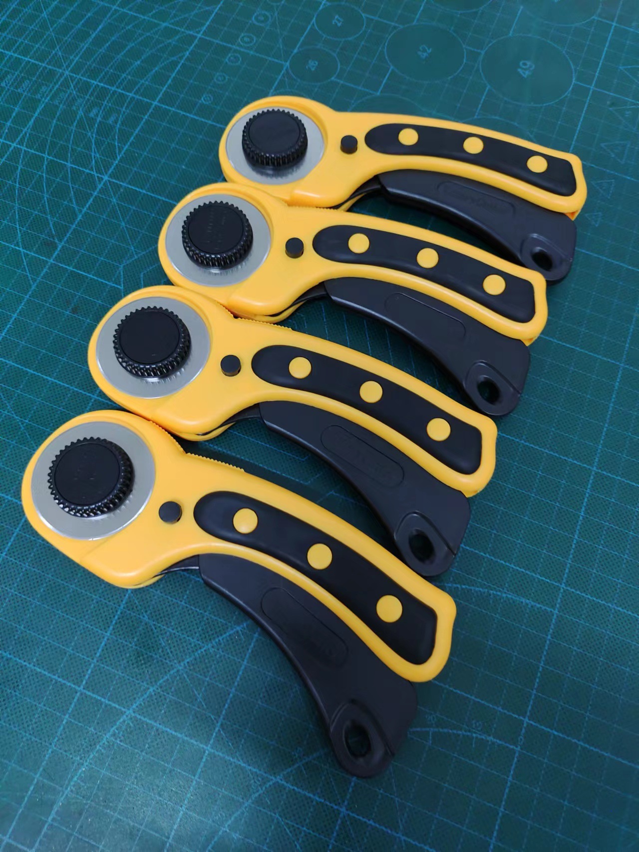 Factory direct sales of fabric cutting wheel knife YED45mm fabric cutting round knife leather cutting knife handle roller knife full figure