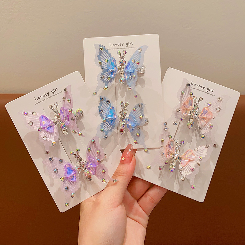 The moving butterfly hairpin can fly with diamonds. It's a super fairy child hair accessory. It's a children's butterfly hairpin. The female wings can move details Picture