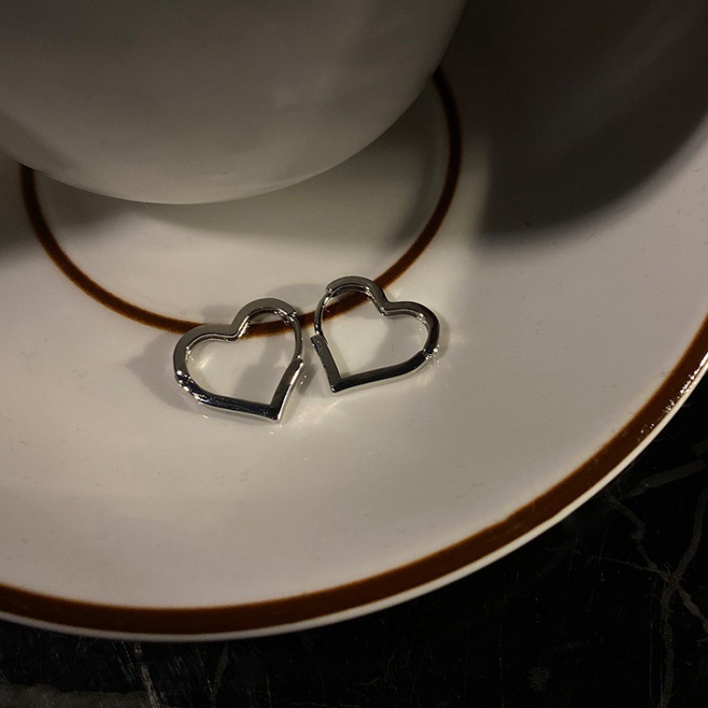 Korean-style simple hollowed-out heart-shaped ear loops, new trendy ins style, cool and sweet, versatile ear loops for daily use wholesale full figure