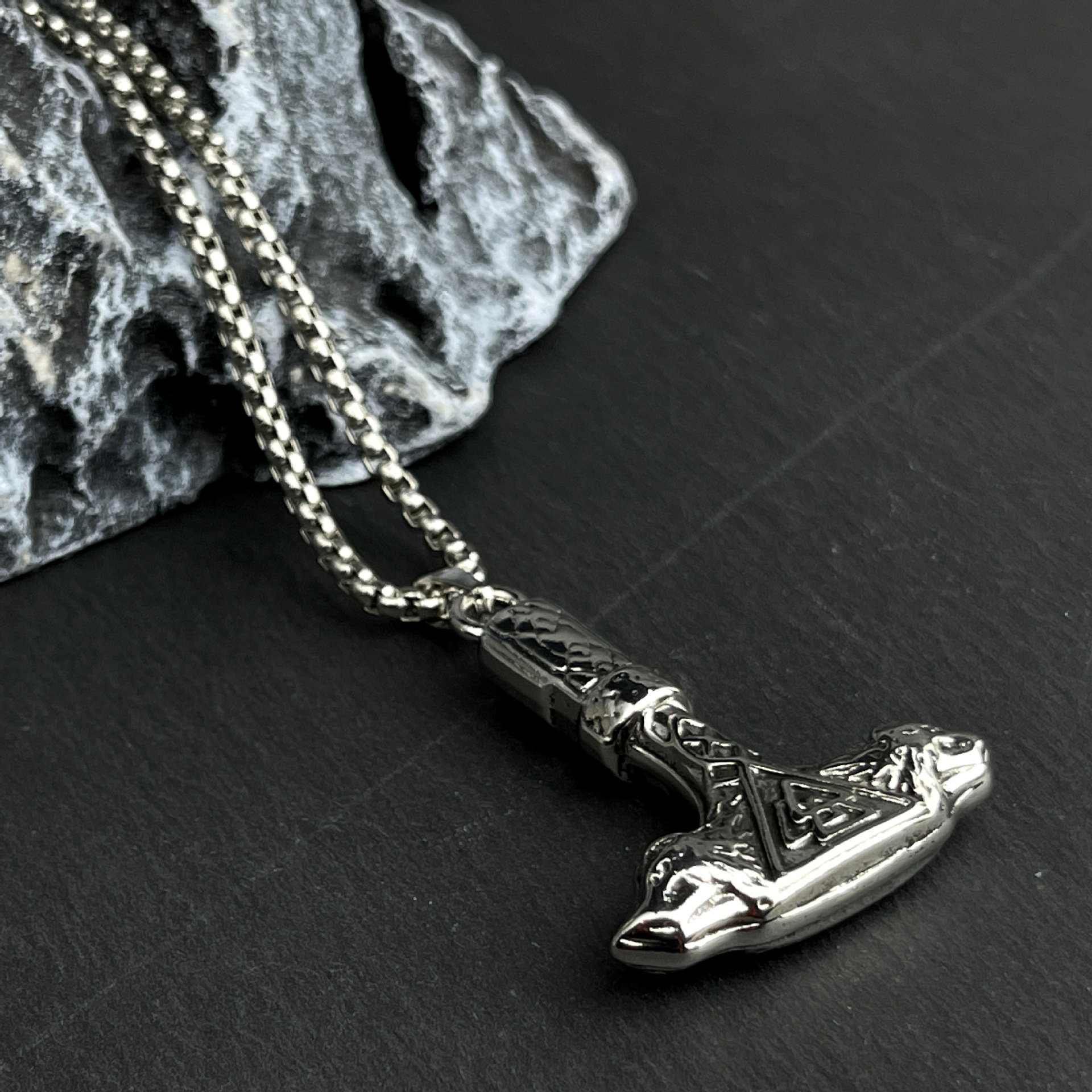 Wholesale of 2024 new European and American hip-hop Wolf Head hammer titanium steel necklace, fashionable men's retro warhammer alloy pendant Specification drawing