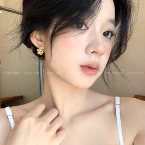 Cold and elegant female lead ~ Korean-style silver hollowed-out flower earrings for women, a light luxury and high-end look, sweet and elegant earrings Specification drawing