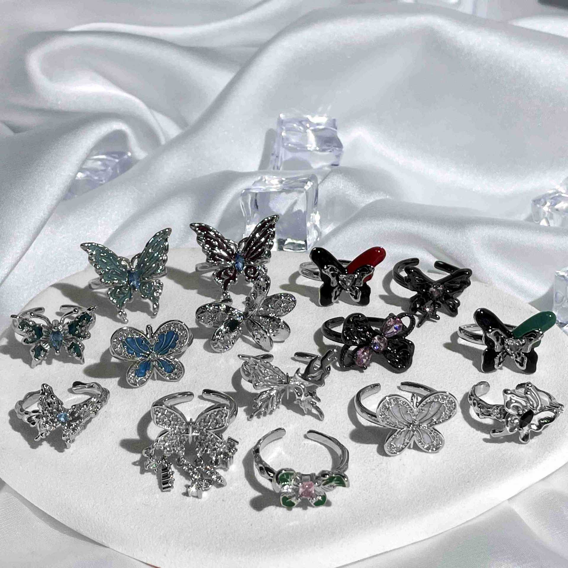 The butterfly ring with a sweet and cool drip glaze design from Europe and America is a niche, light luxury, fashionable and exquisite index finger ring with a cold and elegant style details Picture