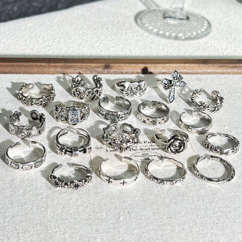 Layering a trendy, cool and unique cross ring with multiple elements, a retro and aged unisex style, is a versatile index ring Application Scenario