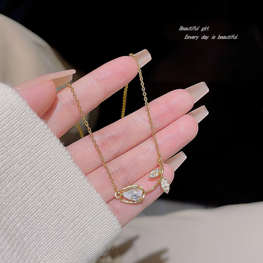 Japanese and Korean tulip necklace accessories for women, light luxury, niche design, high-end feel, collarbone chain pendant, Yiwu accessory Application Scenario